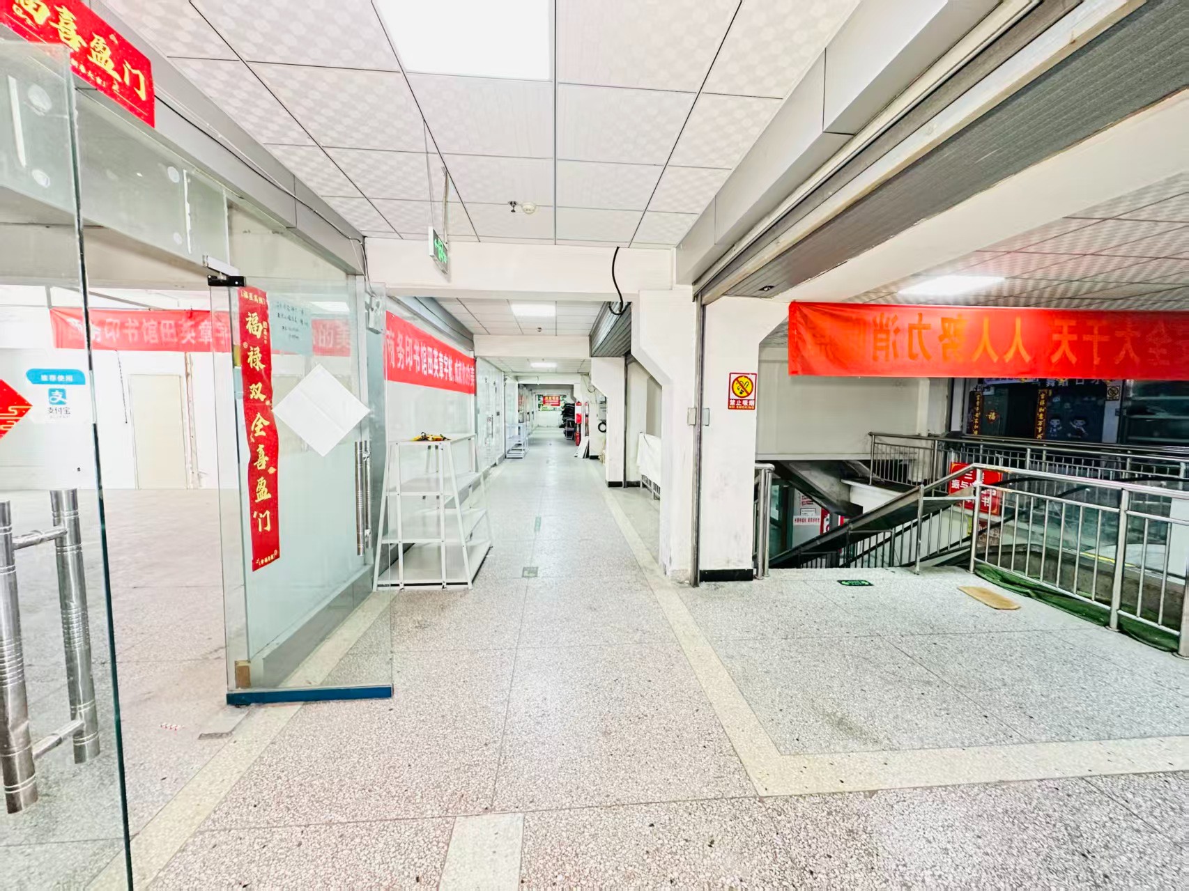 警盾大道引入人工智能技术应用场景，推动AI与商业、零售、电商、企业服务等领域融合发展。