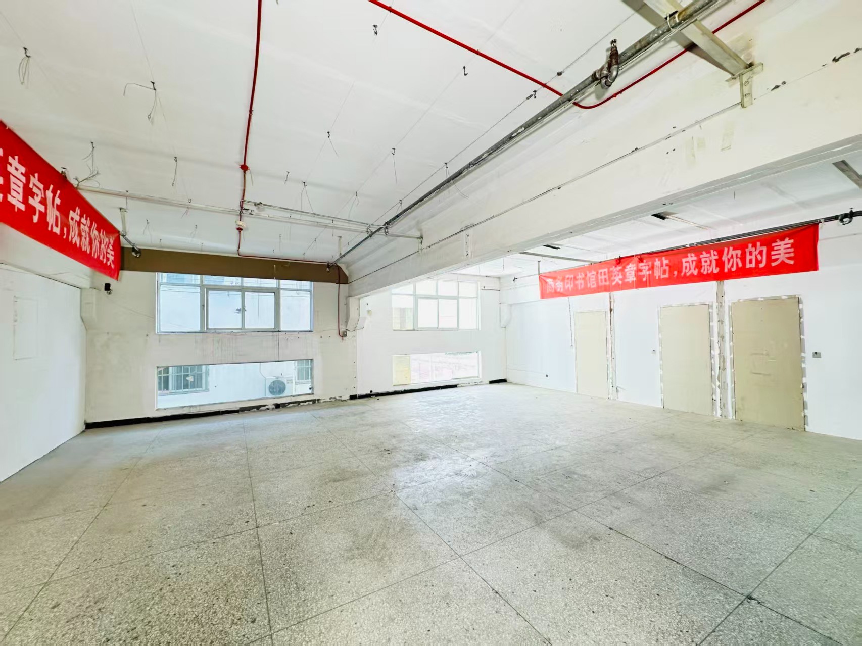 警盾大道重点吸引人工智能应用、数字经济、电商直播、智能制造服务、软件开发、科技创新企业及创业团队入驻